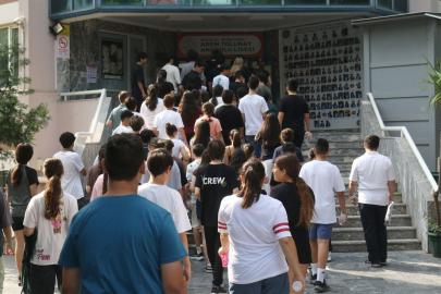 Antalya'da LGS sınavına giren öğrencilerin aileleri heyecanla bekledi