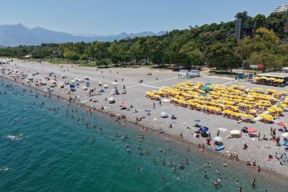 Antalya'nın bunaltıcı havasına mavi sularda serinlik aradılar