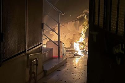 Apartman girişindeki yangını söndüren polis, mahsur kalan kadını kurtardı
