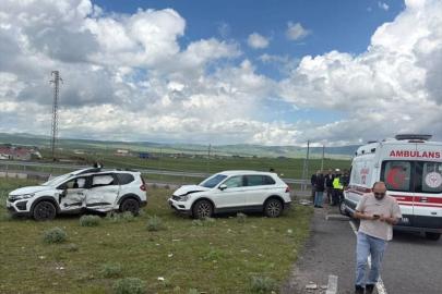 Ardahan'da iki otomobilin çarpıştığı kazada 3 kişi yaralandı