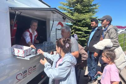 Ardahan'da Kızılay, YKS adayları ve ailelerine ikramda bulundu