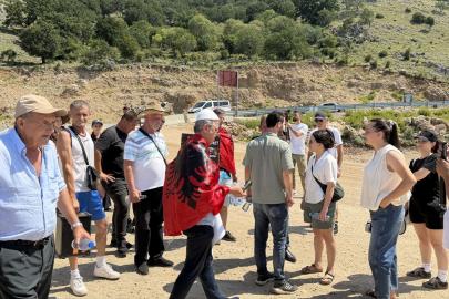 Arnavutluk'ta turizm projelerine karşı Meclis binası önünde gösteri düzenlendi