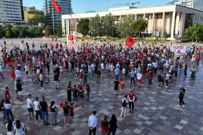 Arnavutluk'ta Zvernec'teki turizm projesine karşı gösteriler 15. gününde sürüyor