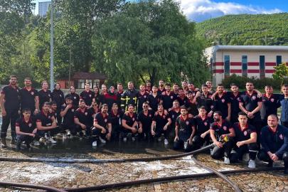 Artvin'de itfaiyeci adayı öğrenciler mezuniyet sevincini tazyikli suyla ıslanarak yaşadı