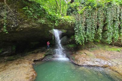 Artvin'in "Ormanın Yüzüğü" olarak adlandırılan şelalesi ziyaretçilerini ağırlıyor