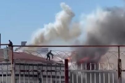 Ataşehir'de 3 katlı binanın çatısında çıkan yangın söndürüldü