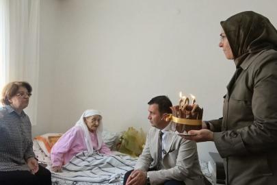 Atatürk'ün elini öptüğünü belirten 101 yaşındaki Hacer Akdoğan'a sürpriz doğum günü