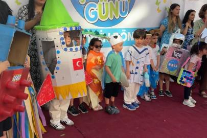 Avcılar'da anaokulunda atık malzemelerden yapılan kostümlerle defile