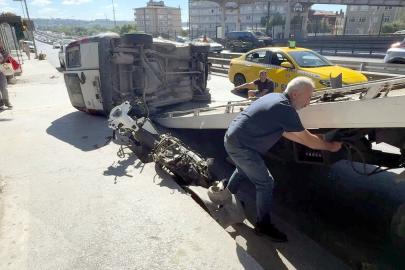 Avcılar'da hafif ticari araç motosiklete çarpıp yan yola devrildi: 2 yaralı