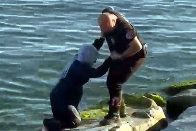 Avcılar'da kayalıklardan denize düşen kadını yunus polisleri kurtardı