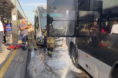 Avcılar'da metrobüsün motor kısmında çıkan yangın söndürüldü