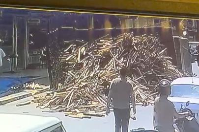 Avcılar'da odun yüklü kamyonun devrildiği anlar kamerada