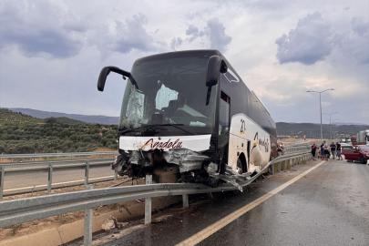 Aydın'da otomobille yolcu otobüsünün çarpıştığı kazada 9 kişi yaralandı
