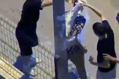 Aydınlatma direğine bağlayıp, üzerine un ve sıvı yağ döktüler
