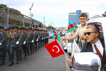 Azerbaycan'da Silahlı Kuvvetler Günü geçit törenleriyle kutlandı