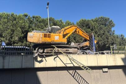 Bahçelievler'de tırın üzerinden düşen ekskavatör korkuluklarda asılı kaldı