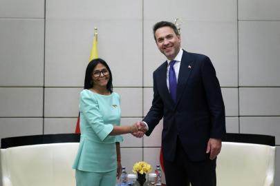 Bakan Bayraktar, Venezuela Geçici Devlet Başkanı Rodriguez ile görüştü
