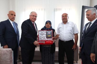 Bakan Güler, şehit ailesini ziyaret etti
