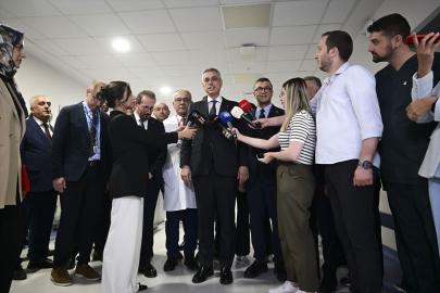 Bakan Memişoğlu, ameliyatında yerli kalp-akciğer makinesi ilk kez kullanılan hastayı ziyaret etti Açıklaması