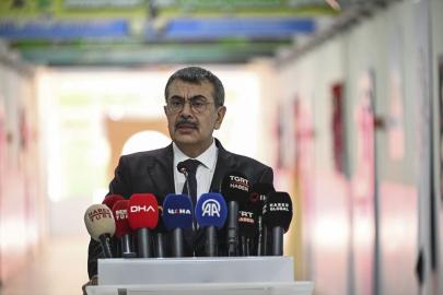 Bakan Tekin'den öğrencilere kitap okuma tavsiyesi