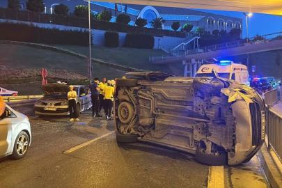 Bakırköy'de hafif ticari araçla otomobilin çarpıştığı kazada 5 kişi yaralandı