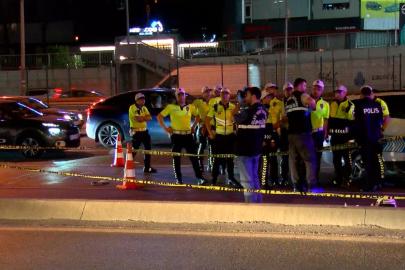 Bakırköy'de motosiklet aydınlatma direğine çarptı: 2 ölü