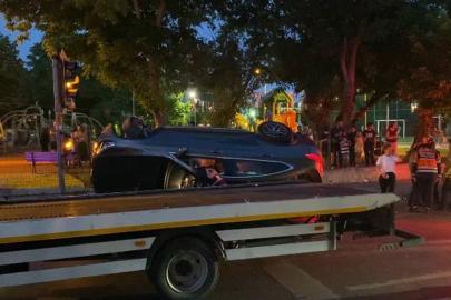BAKIRKÖY'DE OTOMOBİL KALDIRIMA ÇIKTI, ARACA ÇARPTI: 2 YARALI