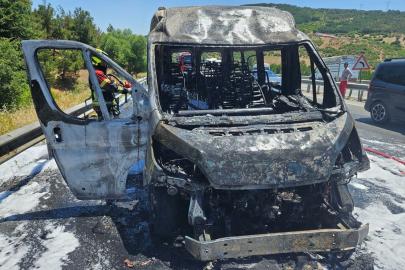 Balıkesir-Edremit'te seyir halindeki servis aracı alev aldı, kullanılamaz hale geldi
