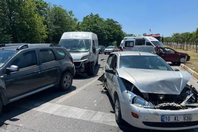 Balıkesir'de 6 aracın karıştığı zincirleme trafik kazasında 2 kişi yaralandı