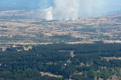 Balıkesir'de arazide çıkan yangına müdahale ediliyor