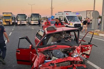 Balıkesir'de kavşakta iki otomobil çarpıştı: 2 ölü, 3 yaralı