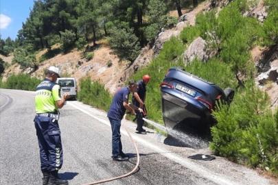 Balıkesir'de tıra çarparak şarampole devrilen otomobildeki 4 kişi yaralandı