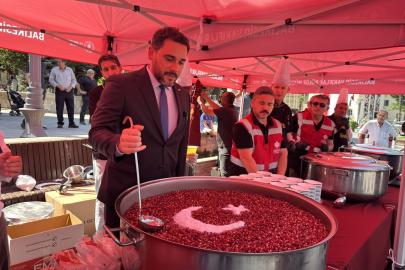 Balıkesir'de Vakıflar Bölge Müdürlüğü tarafından 6 bin kişiye aşure ikram edildi