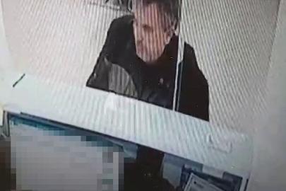 Bankada işlem yaparken üzerine kedi düştü; o anlar kamerada