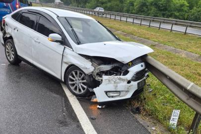 Bariyere çarpan otomobildeki 4 kişi yaralandı
