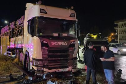 Bayburt'ta kırmızı ışıkta geçen tırın cipe çarpması güvenlik kamerasında