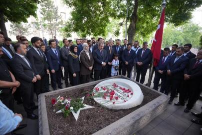 BBP Genel Başkanı Destici, Muhsin Yazıcıoğlu'nun kabrini ziyaret etti