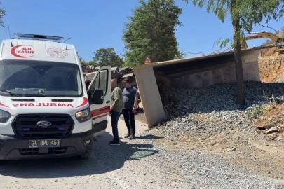 Beykoz'da hafriyat kamyonu devrildi; şoför kabinde sıkıştı ?