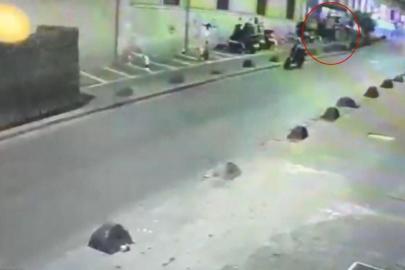 Beyoğlu'nda park halindeki motosikletlerin kasklarını şüpheli yakalandı