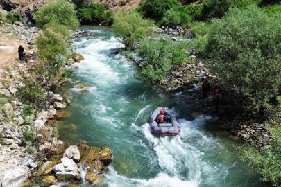 Bingöl'de çayda akıntıya kapılan kişiyi arama çalışmaları sürüyor