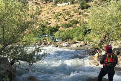 Bingöl'de çayda akıntıya kapılan kişiyi arama çalışmaları sürüyor