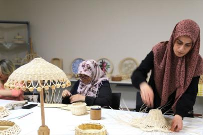 Bitlis'te kadın kursiyerler sepet örücülüğü sanatıyla dekoratif ürünler tasarlıyor