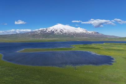 Bitlis'te zirvesi karlı Süphan Dağı ve Cil Gölü görenleri büyülüyor