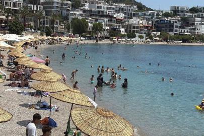 Bodrum'da sahiller doldu, tatilciler denize girdi