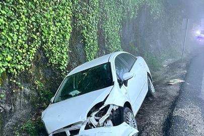 Bolu'da su kanalına düşen otomobildeki 3 kişi yaralandı