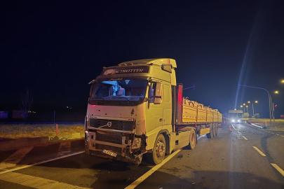 Bolu'da tırın çarptığı otomobildeki 3 kişi yaralandı