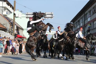 Bosna Hersek'teki 516. Ayvaz Dede Şenlikleri öncesi düzenlenen geçit törenine yüzlerce atlı katıldı