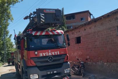 Boyabat'ta bir evin çatısında çıkan yangın hasara yol açtı