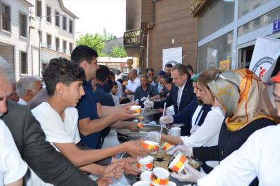 Bulanık'ta vatandaşlara aşure dağıtıldı