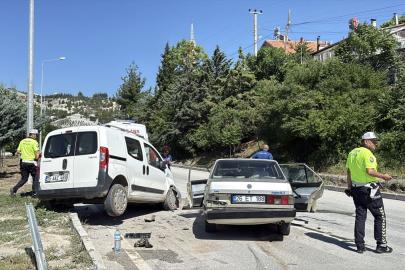 Burdur'da hafif ticari araçla otomobilin çarpıştığı kazada 5 kişi yaralandı